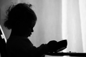 TERIFIANT: Un copil de 4 ani a murit de foame, după ce mama lui a băut luni în şir fără să aibă grijă de el